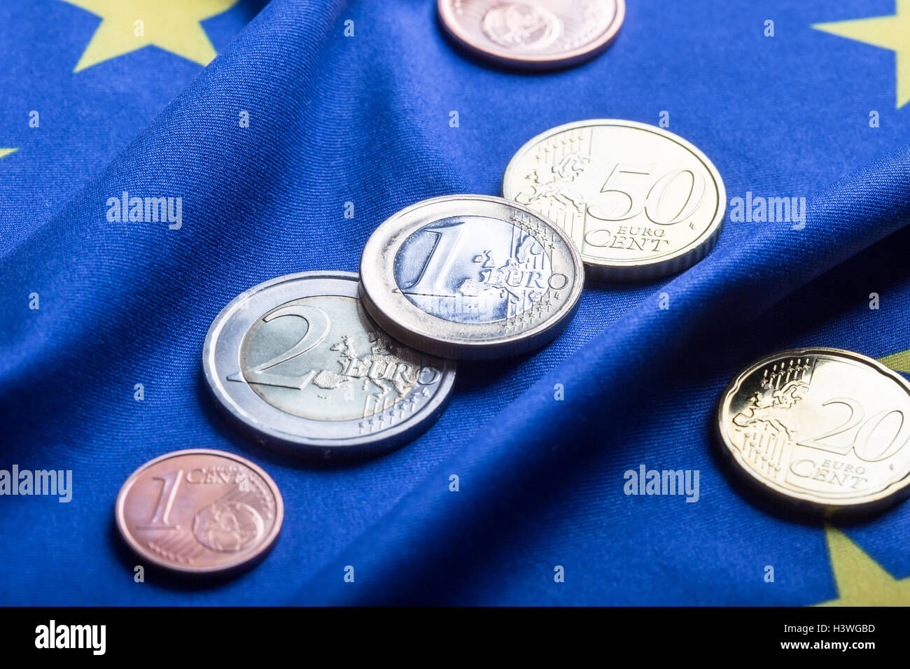 Euro-Münzen. Euro-Währung. Euro Geld. Europäische Flagge und Euro Geld. Münzen und Banknoten europäische Währung frei auf der Eu gelegt Stockfoto