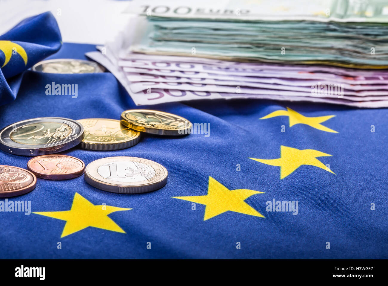 Euro-Münzen. Euro-Währung. Euro Geld. Europäische Flagge und Euro Geld. Münzen und Banknoten europäische Währung frei auf der Eu gelegt Stockfoto