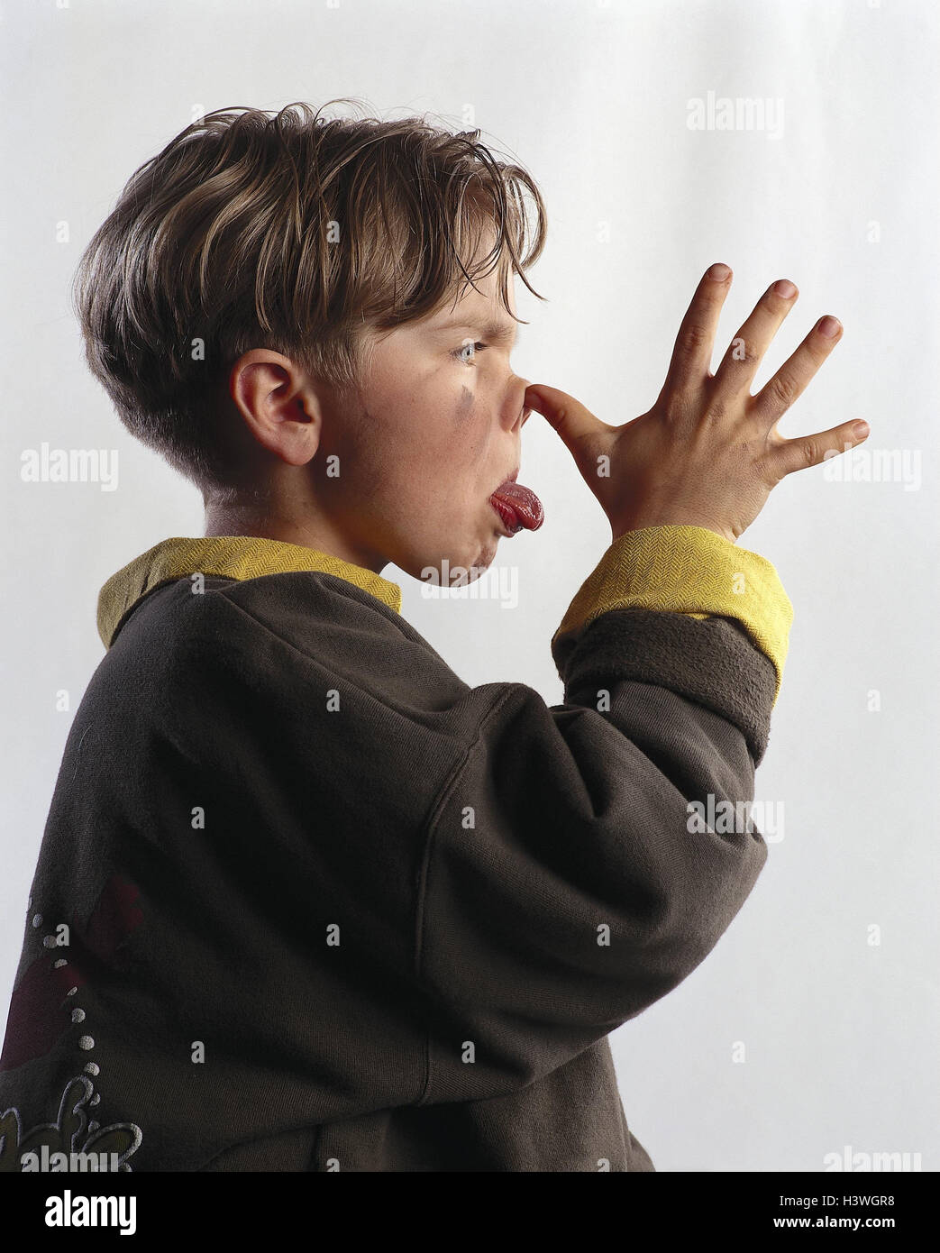kleiner Junge, schmutzig, Geste, "zeigt die Nase", streckt Zunge heraus Seite Porträt mb 140 A10 Stockfoto