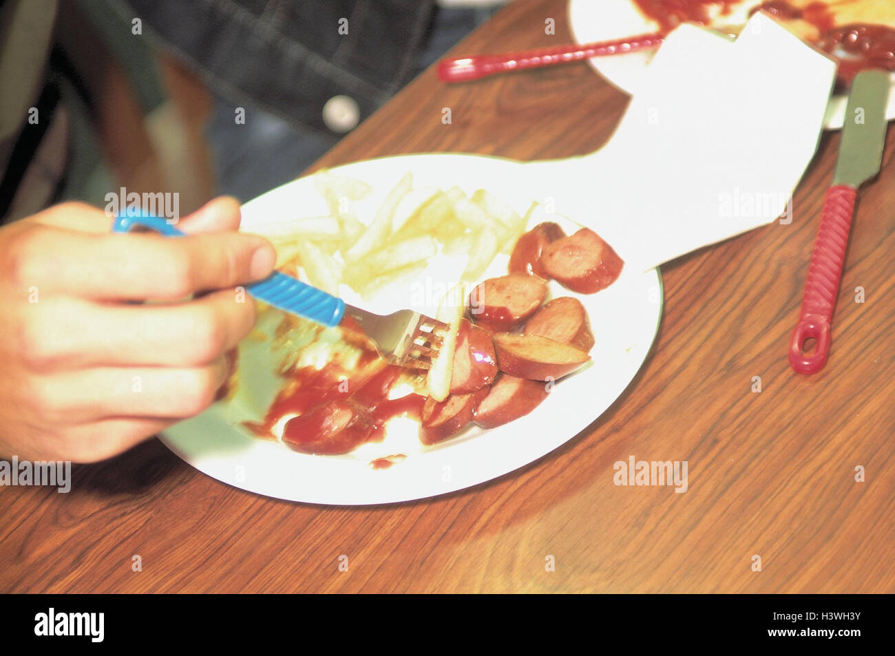 Snack-Bar, Mann, Detail, Hand, Curry Wurst, Chips, Essen, innen, bar, snack-bar Restaurant, fast Food, Junkfood, Ernährung, ungesund, reich an Kalorien, Pappteller Stockfoto