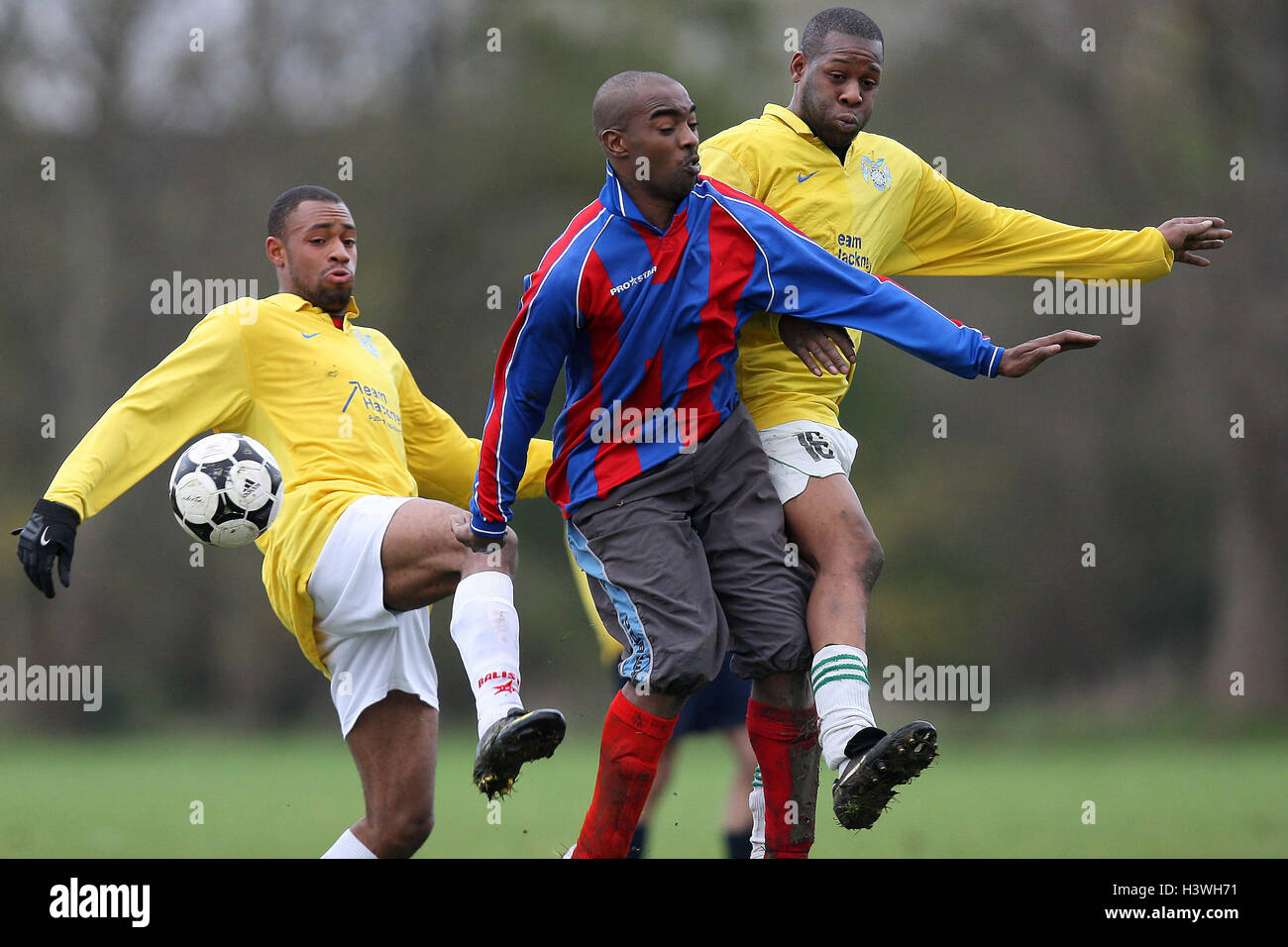 Clapton Rangers (gelb) Vs Crownfield (rot/blau) - East London Sunday League Football im Süden Marsh, Hackney Sümpfe - 21.11.10 Stockfoto