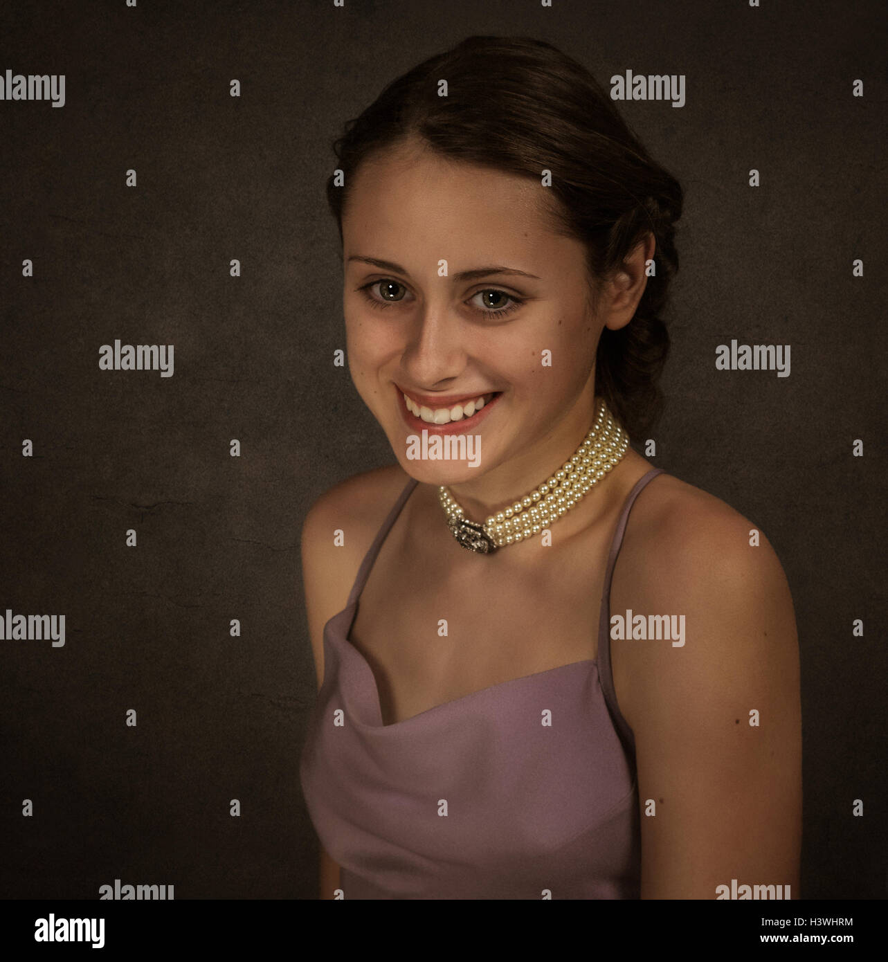 Porträt eines Mädchens tragen Perlen und eine formelle Kleidung Stockfoto