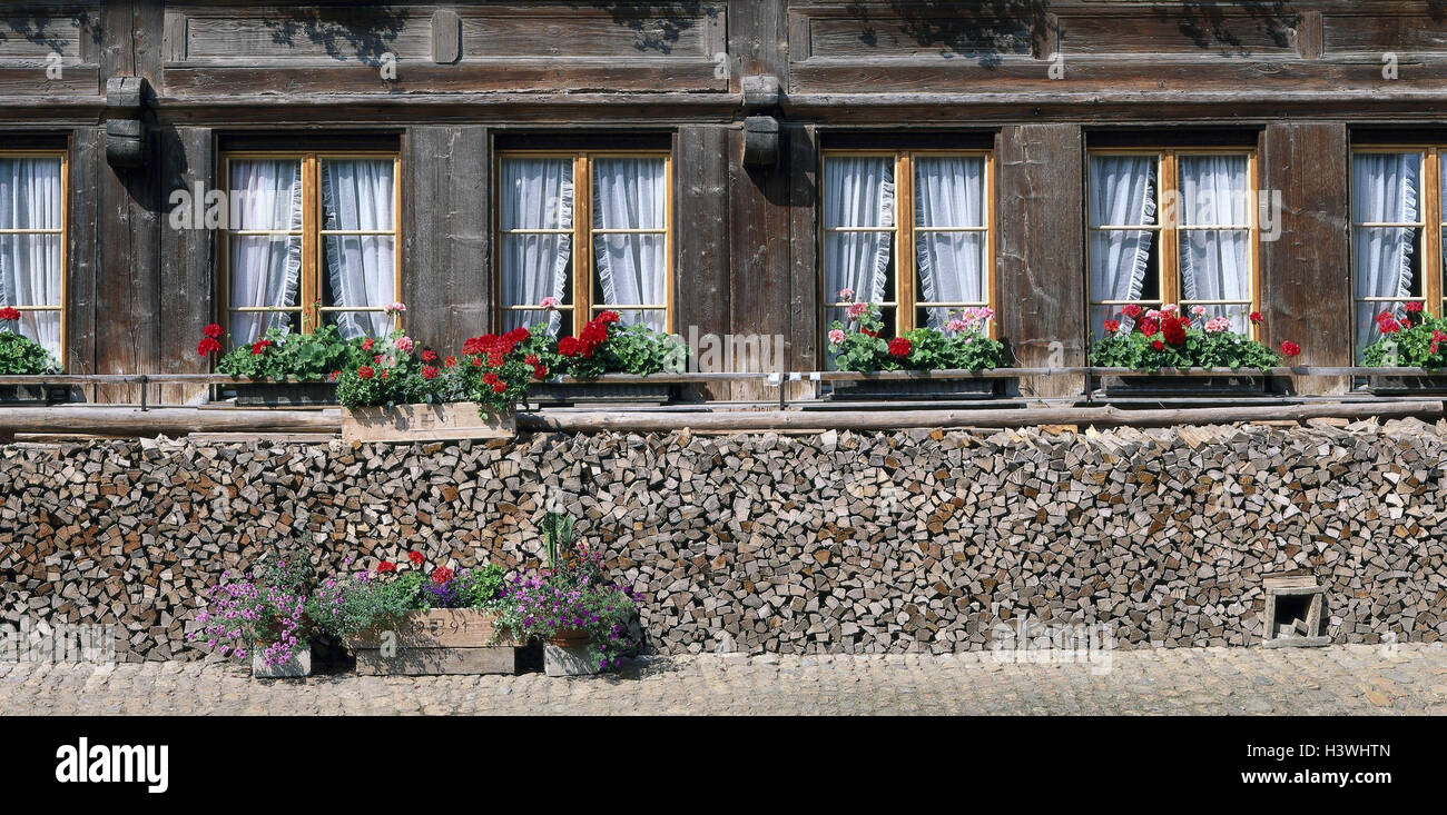 Blumenschmuck Fenster Schweiz Stockfotos und -bilder Kaufen - Alamy