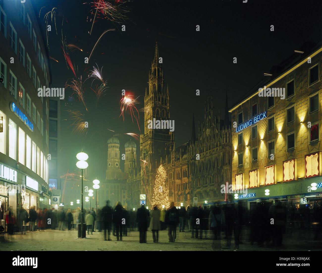Deutschland, Bayern, München, Marienplatz, Rathaus, Kirche unserer lieben Frau, Fußgängerzone, Silvester, Feuerwerk, Nacht-Oberbayern, Fußgängerzone, neues Rathaus, drehen, Jahr, Pyrotechnik, Passanten, Christbaum, Weihnachtsbaum, Illuminateds, Neujahr Stockfoto
