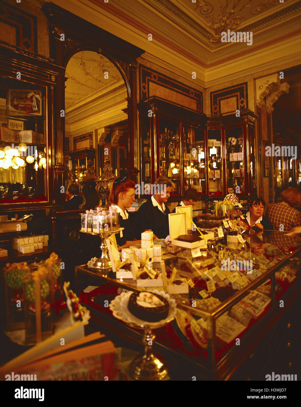 Österreich, Wien, Café Demel Verkaufstheke!!! NUR REDAKTIONELL!! innen ...