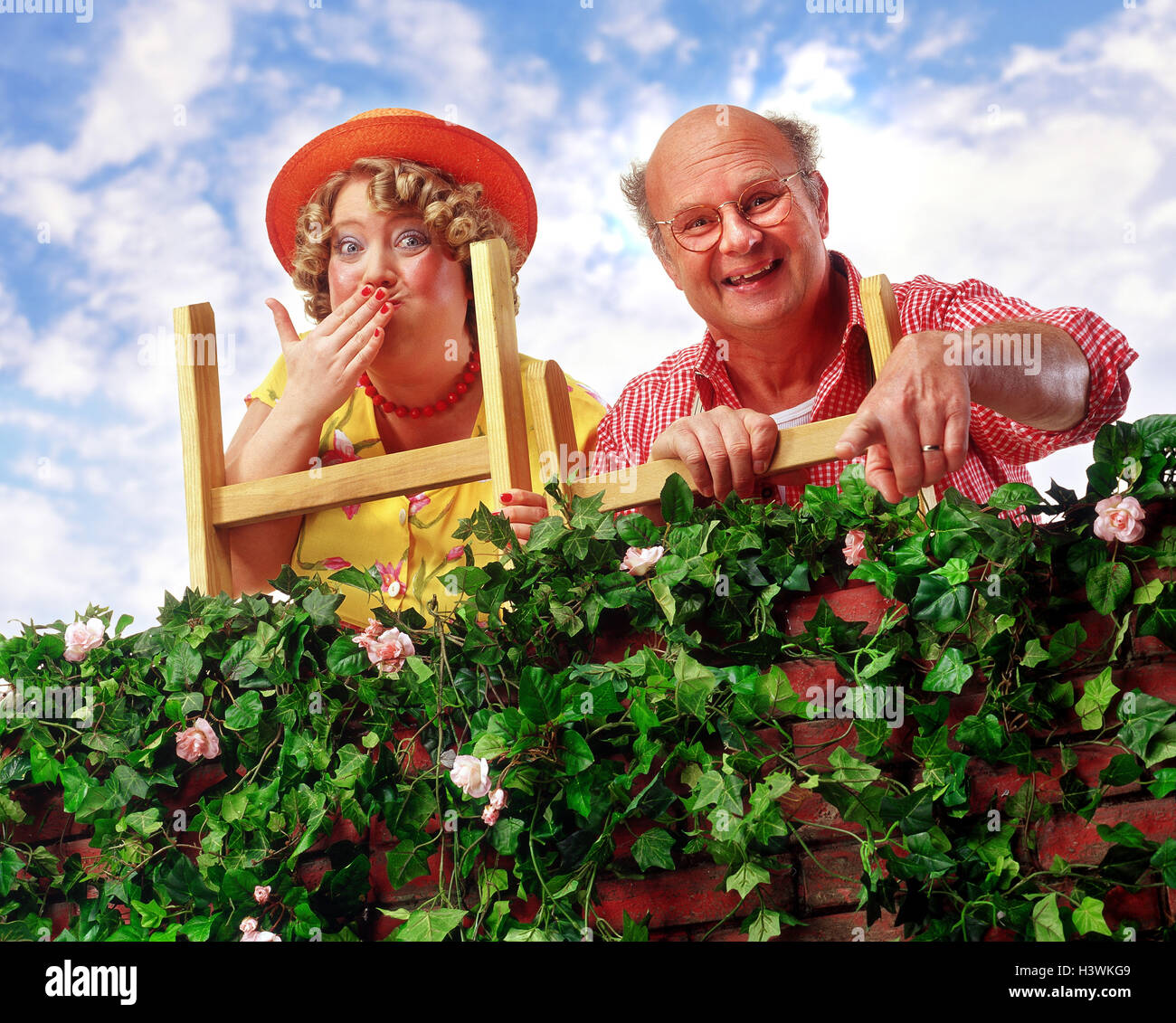 Garten, Mauer, paar, Dirigent, Ansicht, Nachbar, lachen, Mock, Geste, schwere Gewichte, Mann, Frau, mittleren Alter Mensch, Nachbarn, Nachbarschaft, Neugier, neugierig, Spott, Beobachtung, beobachten, spotten, lachen, Klatsch, Klatsch, Studio, zu beenden Stockfoto