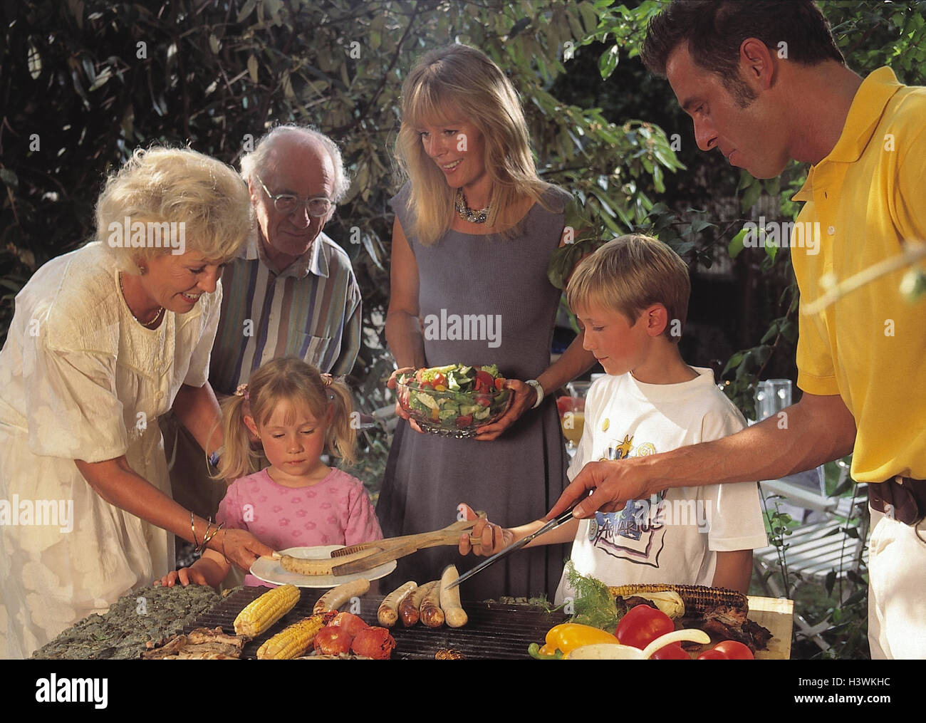 Garten, grill fest, große Familie Familie, Eltern, Frau, Mann, Großvater, Großmutter, Oma, Opa, Großeltern, Kinder, Kind, junge, Mädchen, durcheinander, Fleisch, Maiskolben, Essen, haben einen Grill, fest, Salad Stockfoto