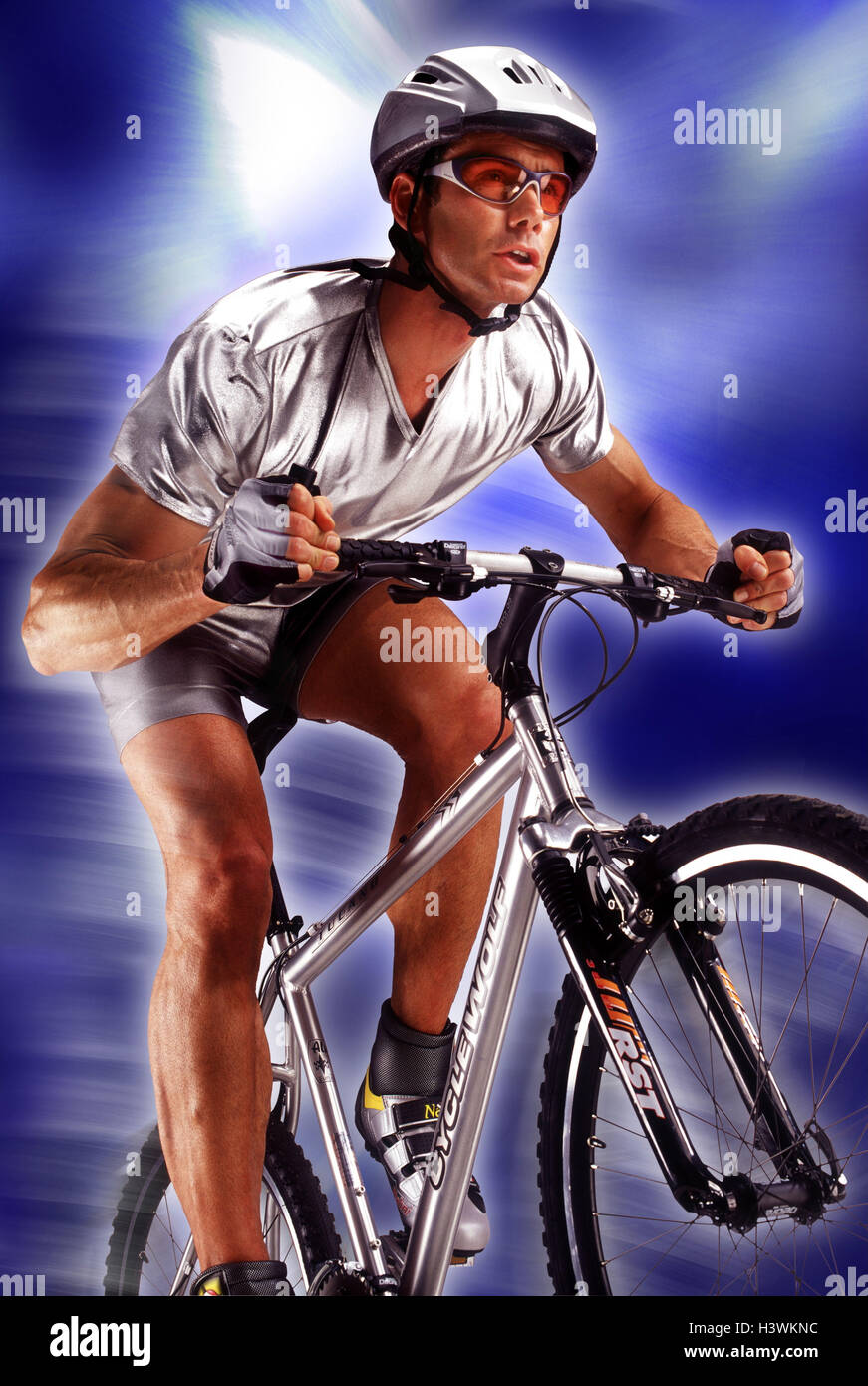 Mountain-Bike-Fahrer, Bewegung Sport, Mann, Reiten ein Fahrrad, Mountainbike, Mountainbiker, Radfahren, Sport, Sportler, Radfahrer, Freizeit, Hobby, Schutzkleidung, Helm, Brille, Kleidung, Silber, Studio, Stockfoto