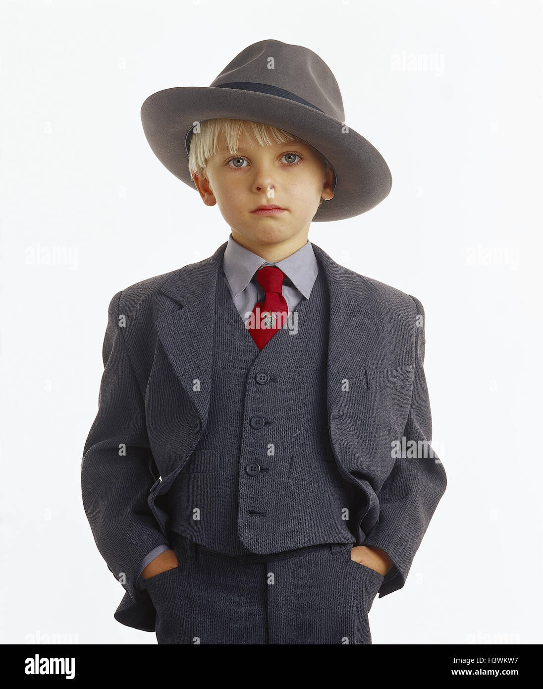 Junge, blonde, Anzug, Krawatte, Pflege, Hände, Hosentaschen, Ansicht, im Ernst, halb Porträt, Kinder, Kind, Futter, Erwachsener, Mann, Geschäftsmann, Mafia, Mafioso, Studio, Freisteller, in der Nähe, Stockfoto