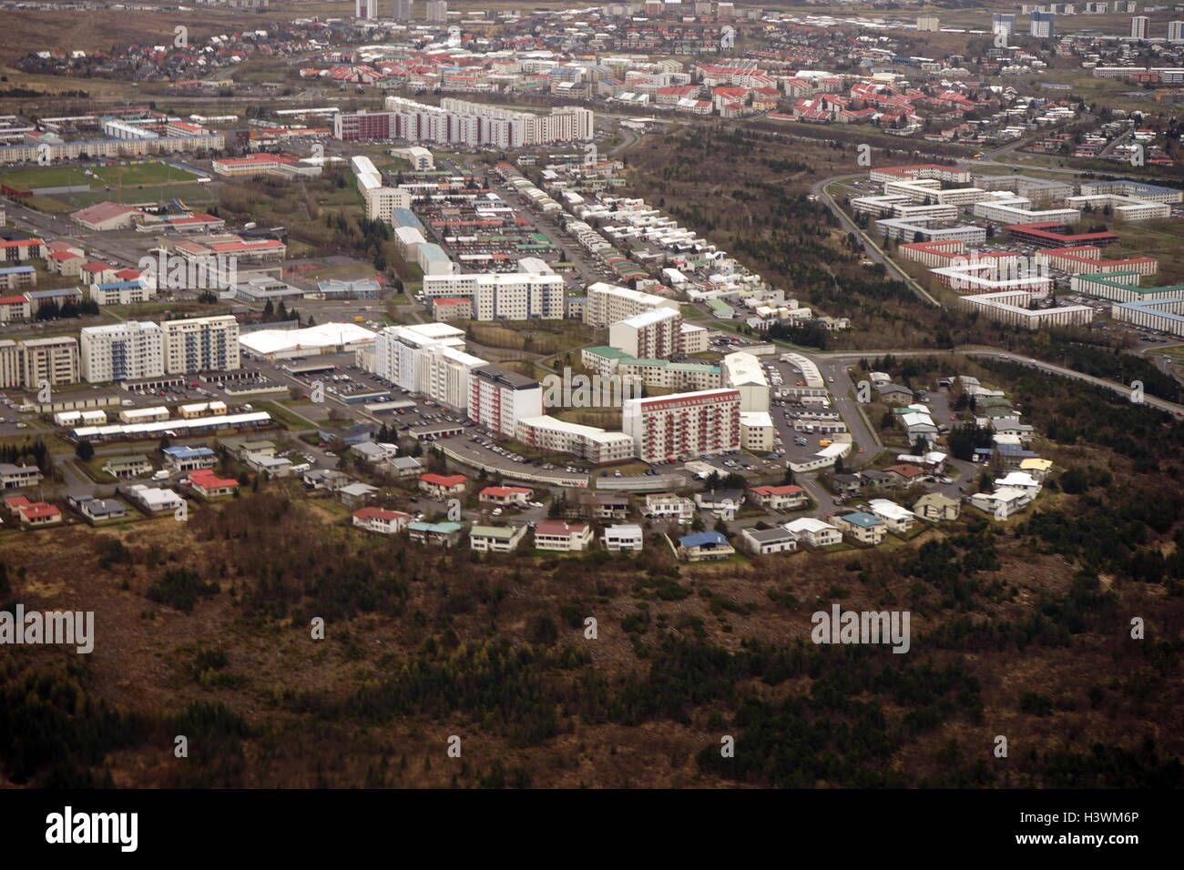 Luftaufnahme von Stadtrand von Reykjavik, Island. Abgebildet sind verschiedene Arten von Architektur und einige der bunten Gebäude. Vom 21. Jahrhundert Stockfoto