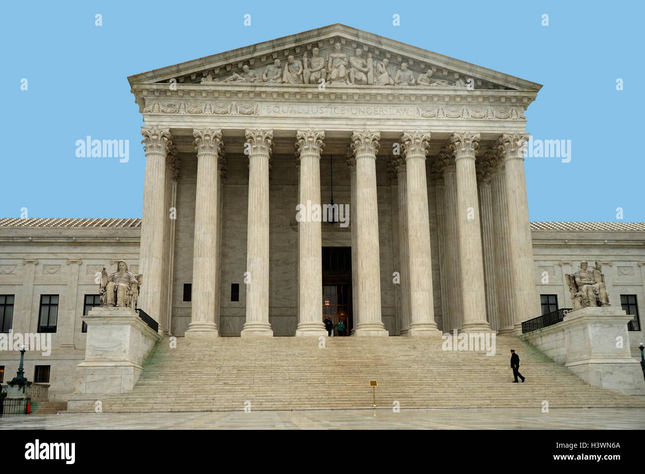 Fassade des Obersten Gerichtshofs der Vereinigten Staaten in Washington D.C. vom 21. Jahrhundert Stockfoto