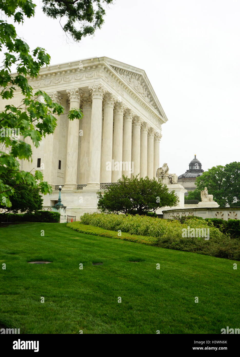 Fassade des Obersten Gerichtshofs der Vereinigten Staaten in Washington D.C. vom 21. Jahrhundert Stockfoto