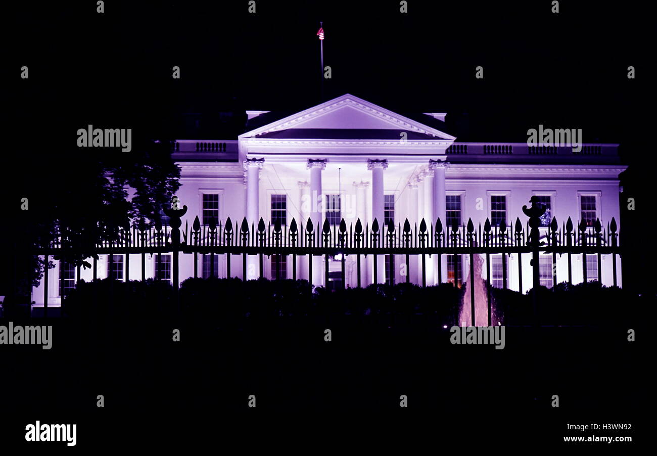 Mit Blick nach Norden von außen das Weiße Haus in der Nacht. Das Weiße Haus ist der offizielle Wohnsitz und Arbeitsplatz der Präsident der Vereinigten Staaten. Vom 21. Jahrhundert Stockfoto
