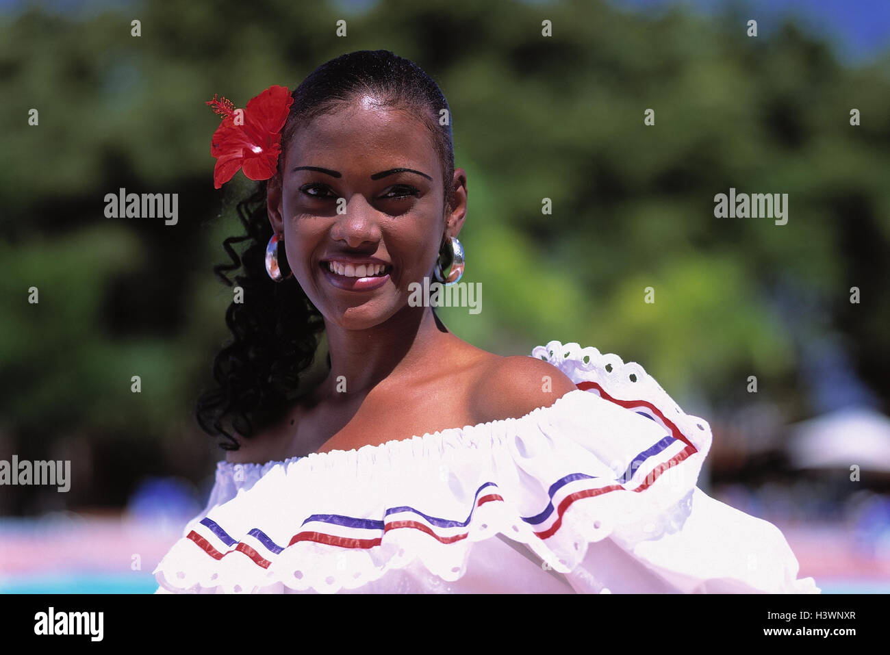 Die Dominikanische Republik, Puerto Plata, Frau, jung, Porträt, die  Karibik, einheimischen, nicht-weiße, dunkelhäutigen, Kleidung,  traditionell, glücklich, Lächeln, Schönheit, Blüte, außen Stockfotografie -  Alamy