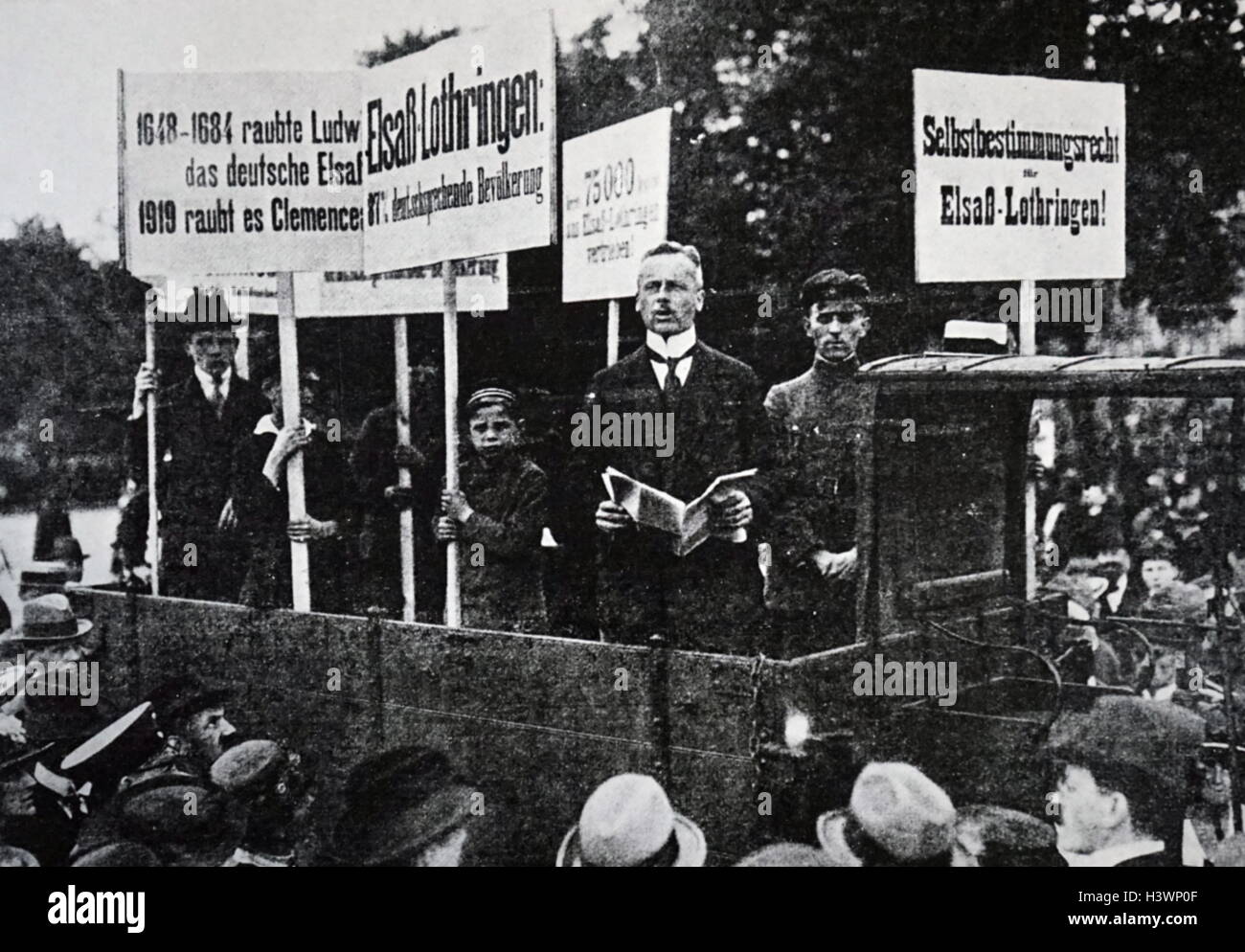 Foto Von Einem Protest In Berlin Gegen Den Vertrag Von Versailles Die Beendete Den Krieg Zwischen Deutschland Und Den Alliierten Machte 20 Jahrhundert Stockfotografie Alamy