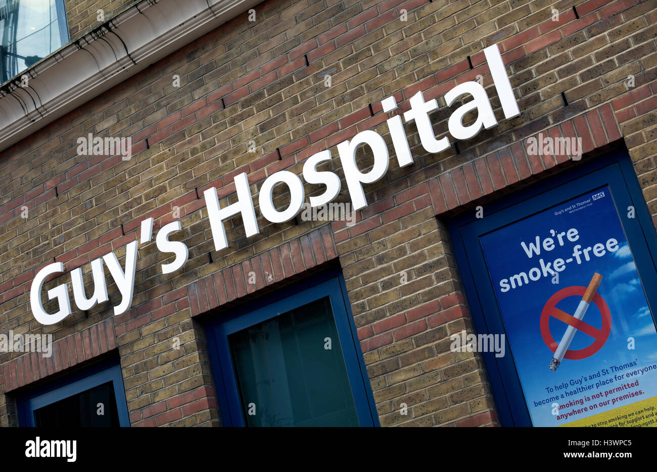 Kerls Krankenhaus Zeichen und rauchfreie Ankündigung, London, UK Stockfoto