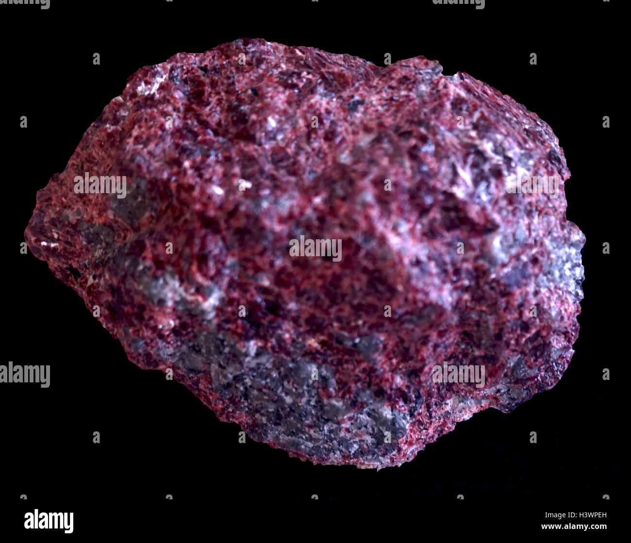 Eine Probe des Mesodialyte, eine massive in Nepheline-Syenit rötlich. Vom 21. Jahrhundert Stockfoto