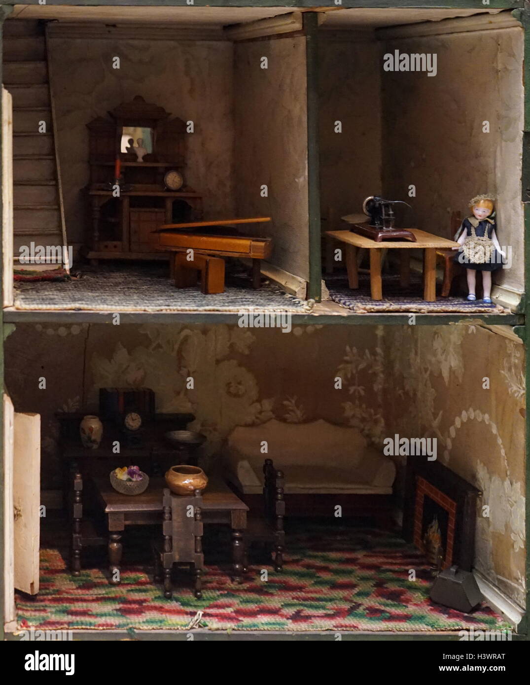 Englisch, viktorianischen Ära Puppen Haus zeigt Innenraum typisch für eine Mittelklasse Hause 1880 Stockfoto