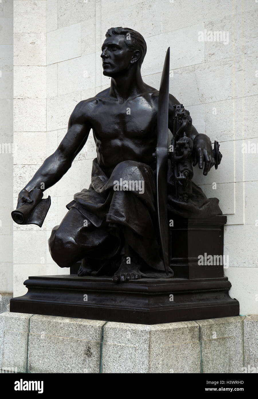 Statue von Albert Toft, 1924, außerhalb der Halle der Erinnerung, Birmingham, England. Das Leben in der Welt krieg ich Sie als Vertreter der Luftwaffe zu gedenken. Stockfoto