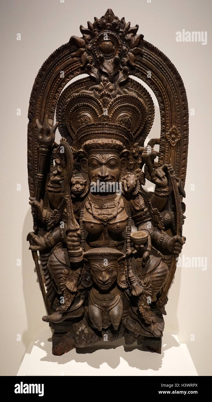 Statue Relief mit der Darstellung der hinduistischen Göttin Kali stehend über Chamunda (chamundi), ein gefürchteter Aspekt der Devi, der hinduistische Göttliche Mutter und eines der sieben Göttinnen Matrikas (Mutter). 16. bis 17. Jahrhundert. Aus Kerala, Indien Stockfoto