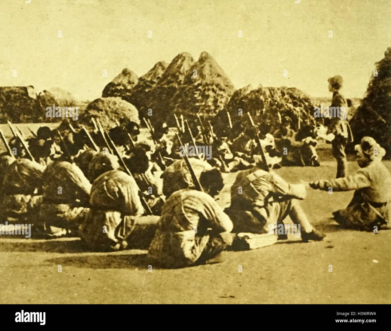 Foto eines Offiziers der "Volksarmee" der kommunistischen statt Mandschurei Truppen Adressierung. Vom 20. Jahrhundert Stockfoto