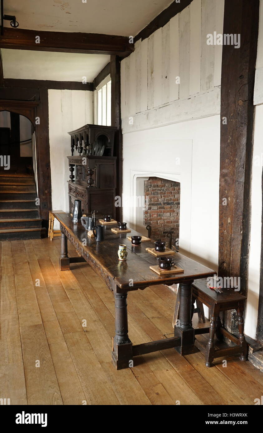 Holz gestaltete Empfangshalle mit Tisch an Blakesley Hall, eine Tudor Wohnort, auf blakesley Road, Yardley, Birmingham, England. Es datiert auf 1590 Stockfoto