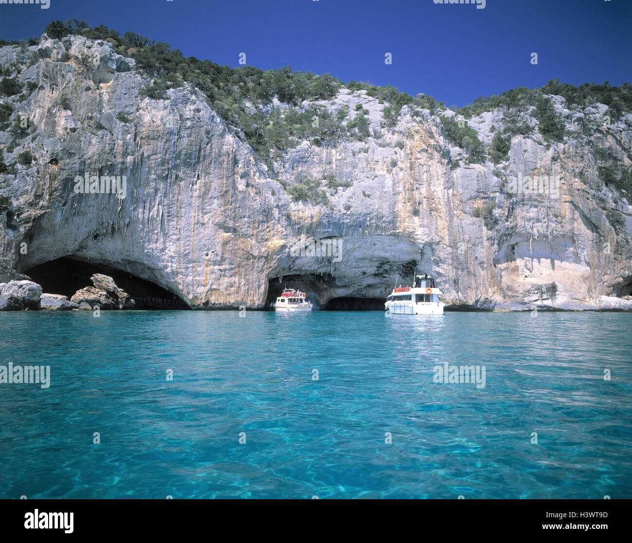 Italien, Sardinien, Provinz Nuoro, Golfo Tu Orosei, Grotta del Bue Marino, Felsen, Auffahrt, Meer, Stiefel, Europa, Süd, Europa, Süditalien, Insel, Mittelmeer, Sardinien, Ostküste, Küste, Galle Küste, Grotte, Tropfsteinhöhle, Grube, Eingang, Jaca Stockfoto