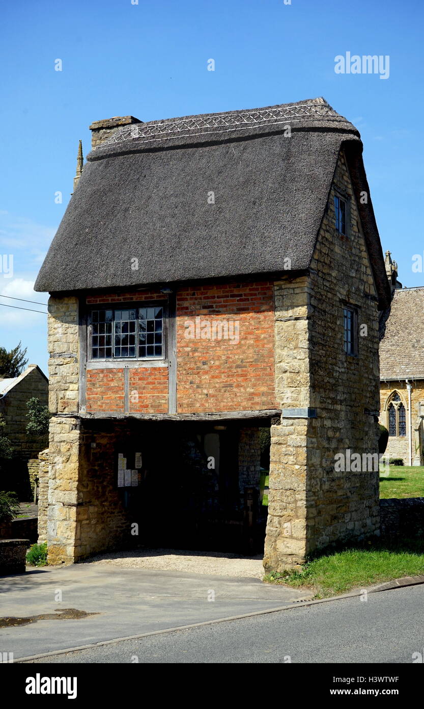 Die Lych Gate bei St Peter & St Paul C von E Kirche, lange Compton, Teil der South Warwickshire sieben Gruppe von Kirchen. Die Kirche stammt aus dem 13. Jahrhundert Stockfoto