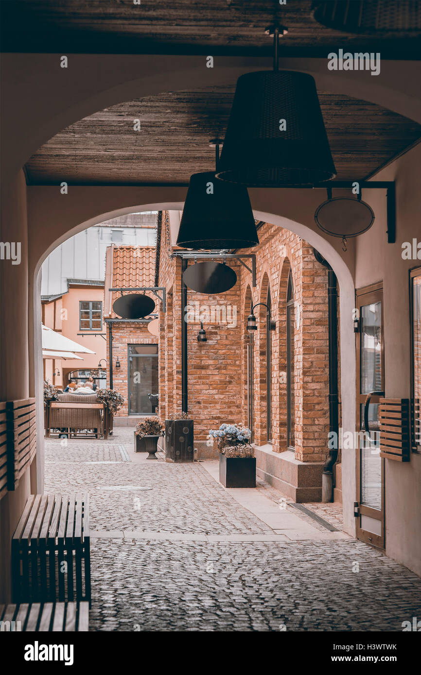 Bild des gemütlichen Gasse in Halmstad, Schweden. Jahrgang abgeschwächt. Stockfoto