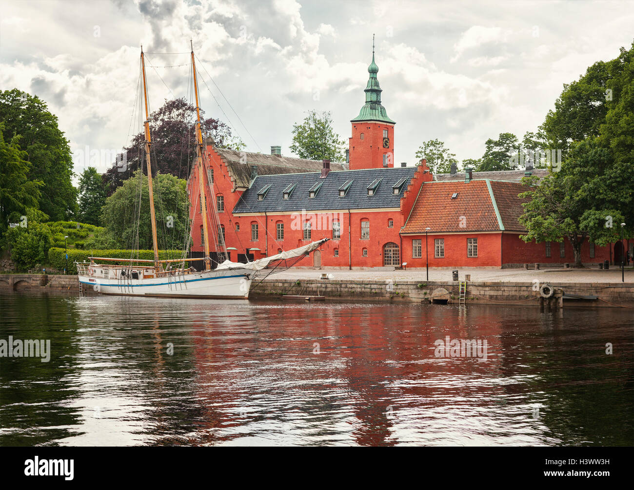 Bild einer roten Burg am Fluss. Halmstad, Schweden. Stockfoto