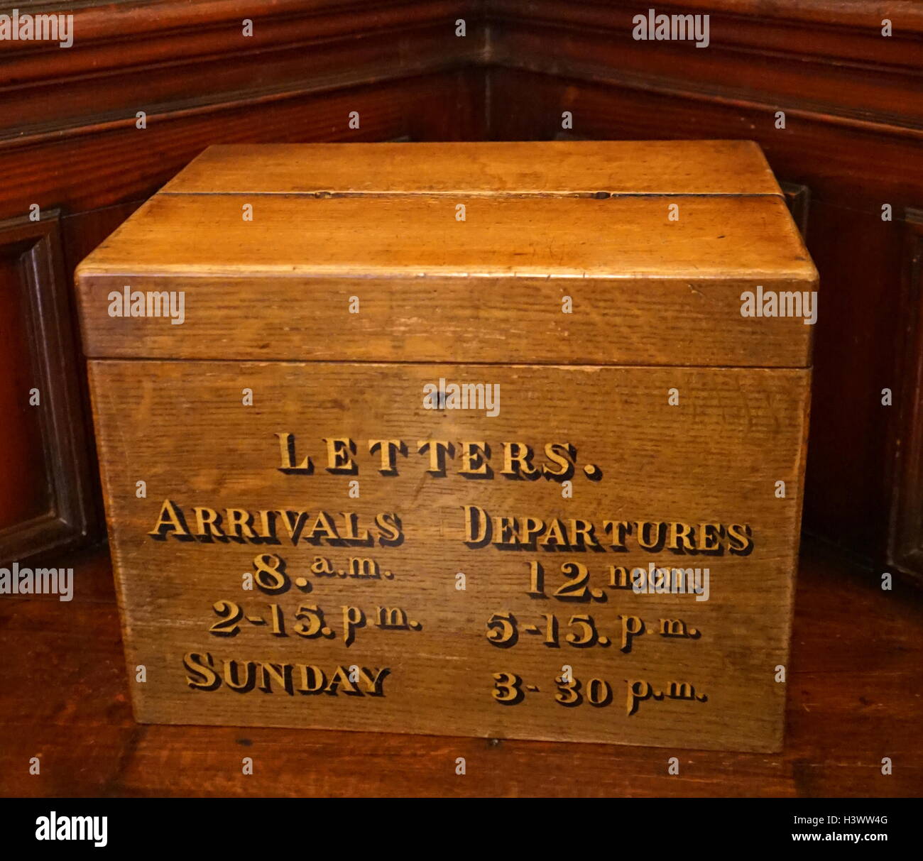 19. Jahrhundert-Briefkasten mit Sammlung und Lieferzeiten. Vom 21. Jahrhundert Stockfoto