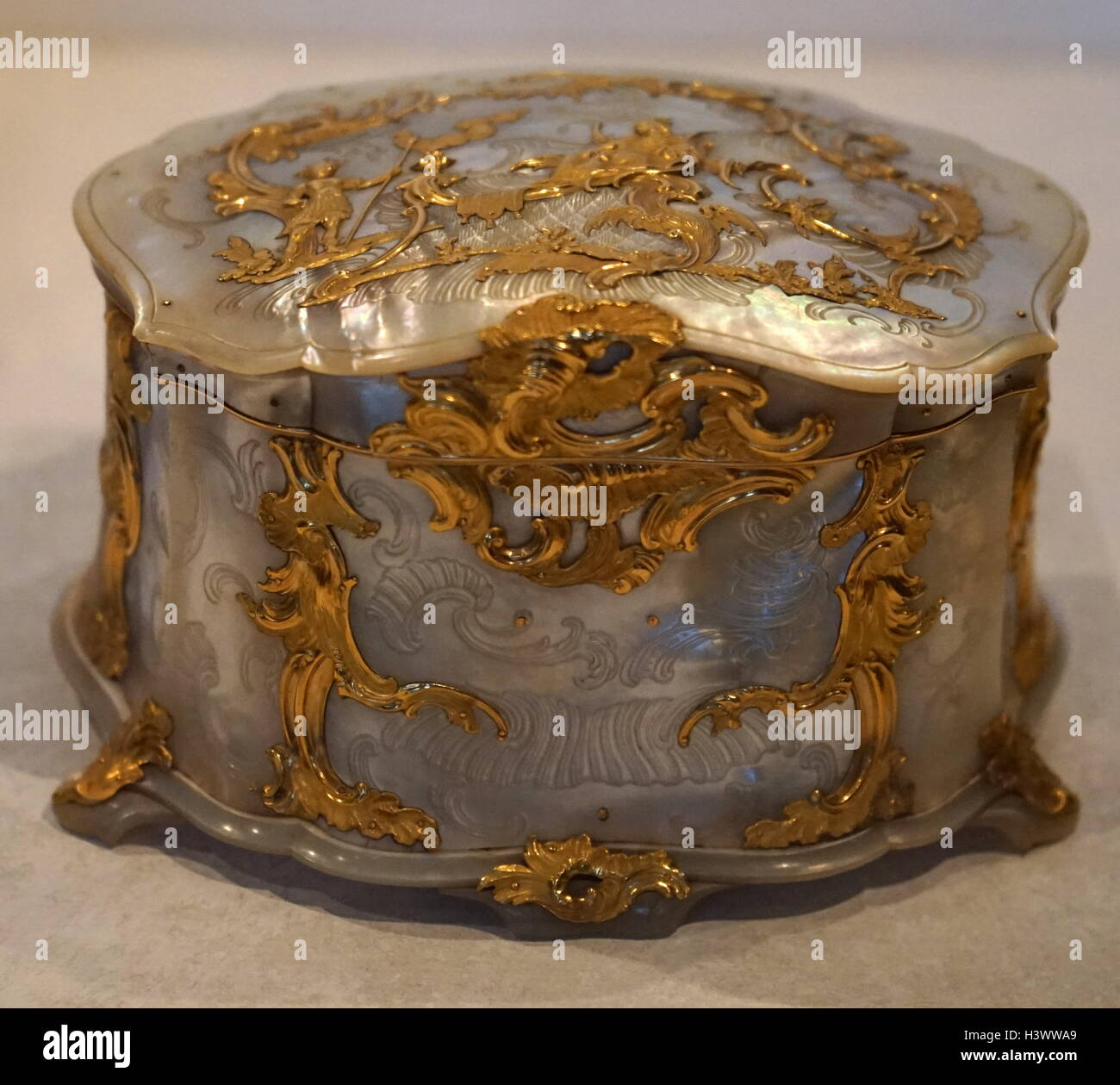 Dekorative Box gefertigt aus Gold und Perlmutt, auch bekannt als Perlmutt. Vom 18. Jahrhundert Stockfoto