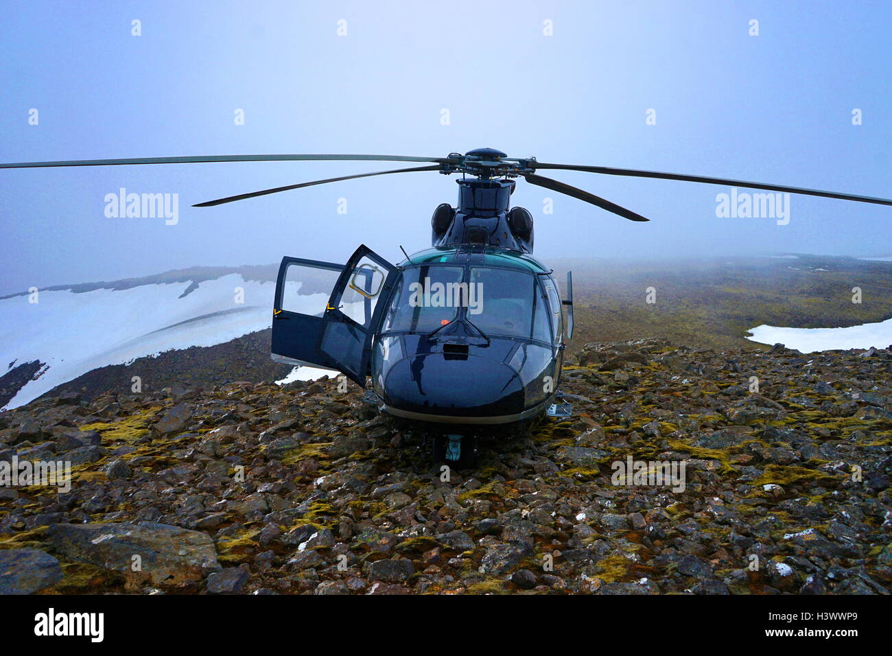 Ein gelandeter Hubschrauber, eine Art von Drehflügler in dem heben und Schub liefern wir von Rotoren. Vom 21. Jahrhundert Stockfoto