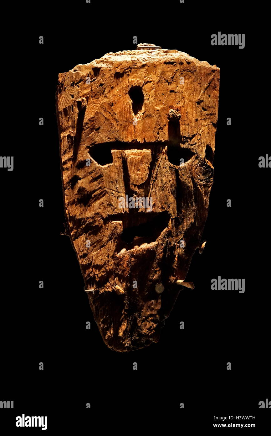 Grob geschnitzte Holzmaske aus Island. Vom 17. Jahrhundert Stockfoto