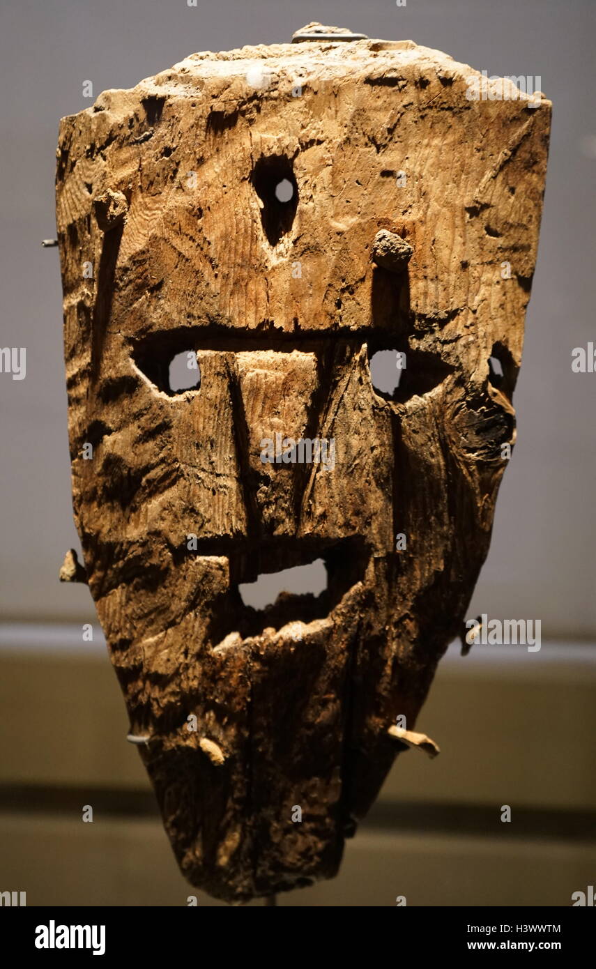 Grob geschnitzte Holzmaske aus Island. Vom 17. Jahrhundert Stockfoto