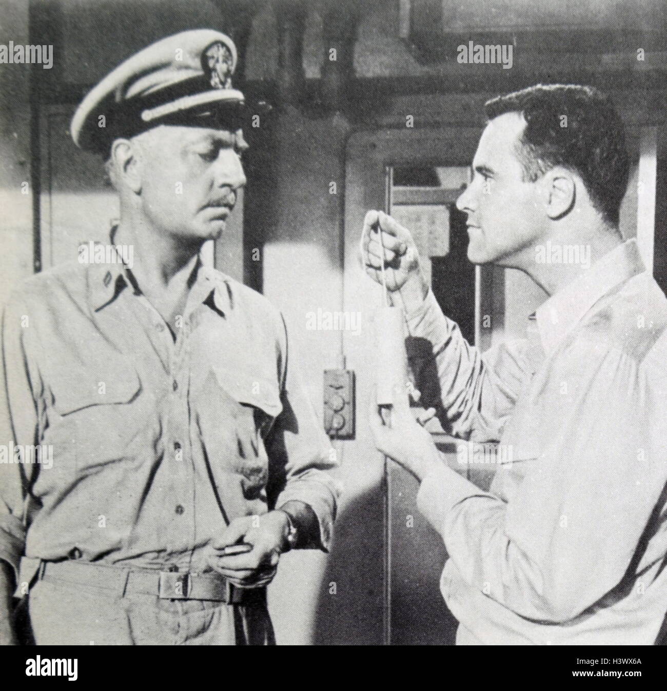 Film still aus "Mister Roberts" mit Jack Lemmon (1925 – 2001) und William Powell (1892-1984). Vom 20. Jahrhundert Stockfoto