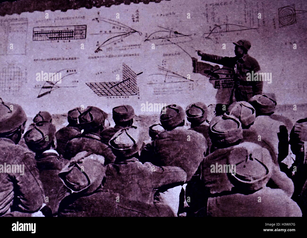 Fotografieren während einer Gunnery-Klasse im kommunistischen China. Vom 20. Jahrhundert Stockfoto