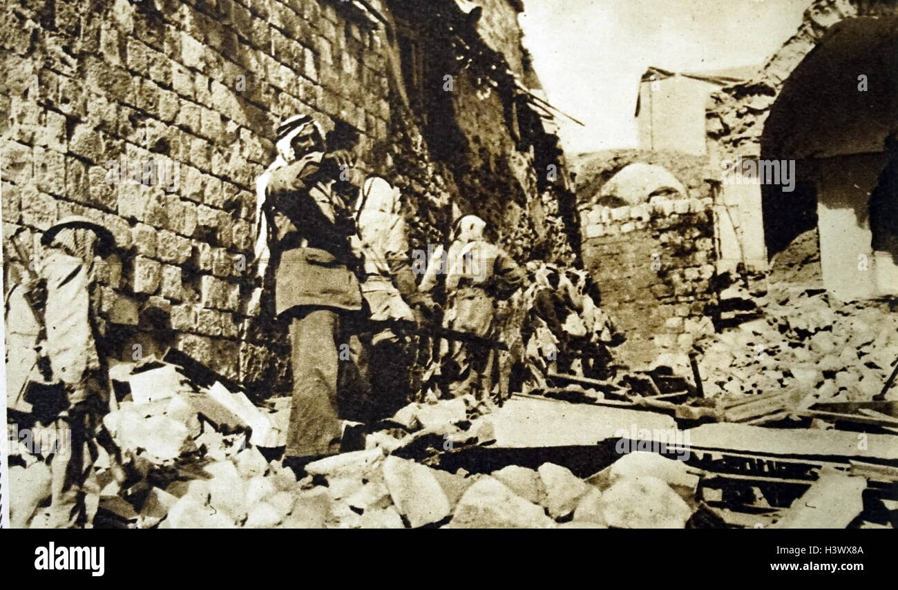 Foto von einer Patrouille in Alarmbereitschaft für Scharfschützen in der Altstadt von Jerusalem. Vom 20. Jahrhundert Stockfoto