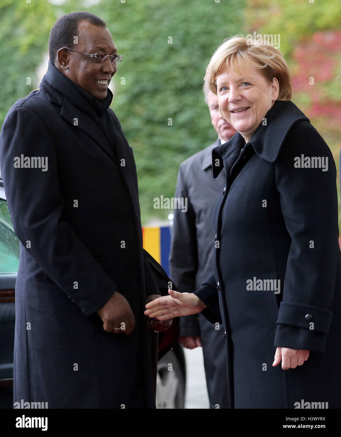 Berlin, Deutschland. 12. Oktober 2016. Bundeskanzlerin Angela Merkel erhält der Präsident Tschads, Idriss Deby mit militärischen Ehren vor dem Bundeskanzleramt in Berlin, Deutschland, 12. Oktober 2016. Foto: Wolfgang Kumm/Dpa/Alamy Live News Stockfoto