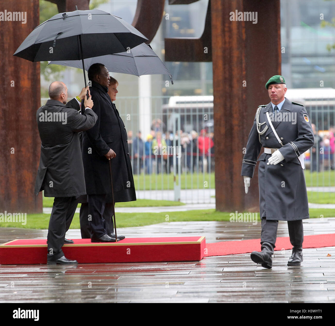 Berlin, Deutschland. 12. Oktober 2016. Bundeskanzlerin Angela Merkel erhält der Präsident Tschads, Idriss Deby mit militärischen Ehren vor dem Bundeskanzleramt in Berlin, Deutschland, 12. Oktober 2016. Foto: Wolfgang Kumm/Dpa/Alamy Live News Stockfoto
