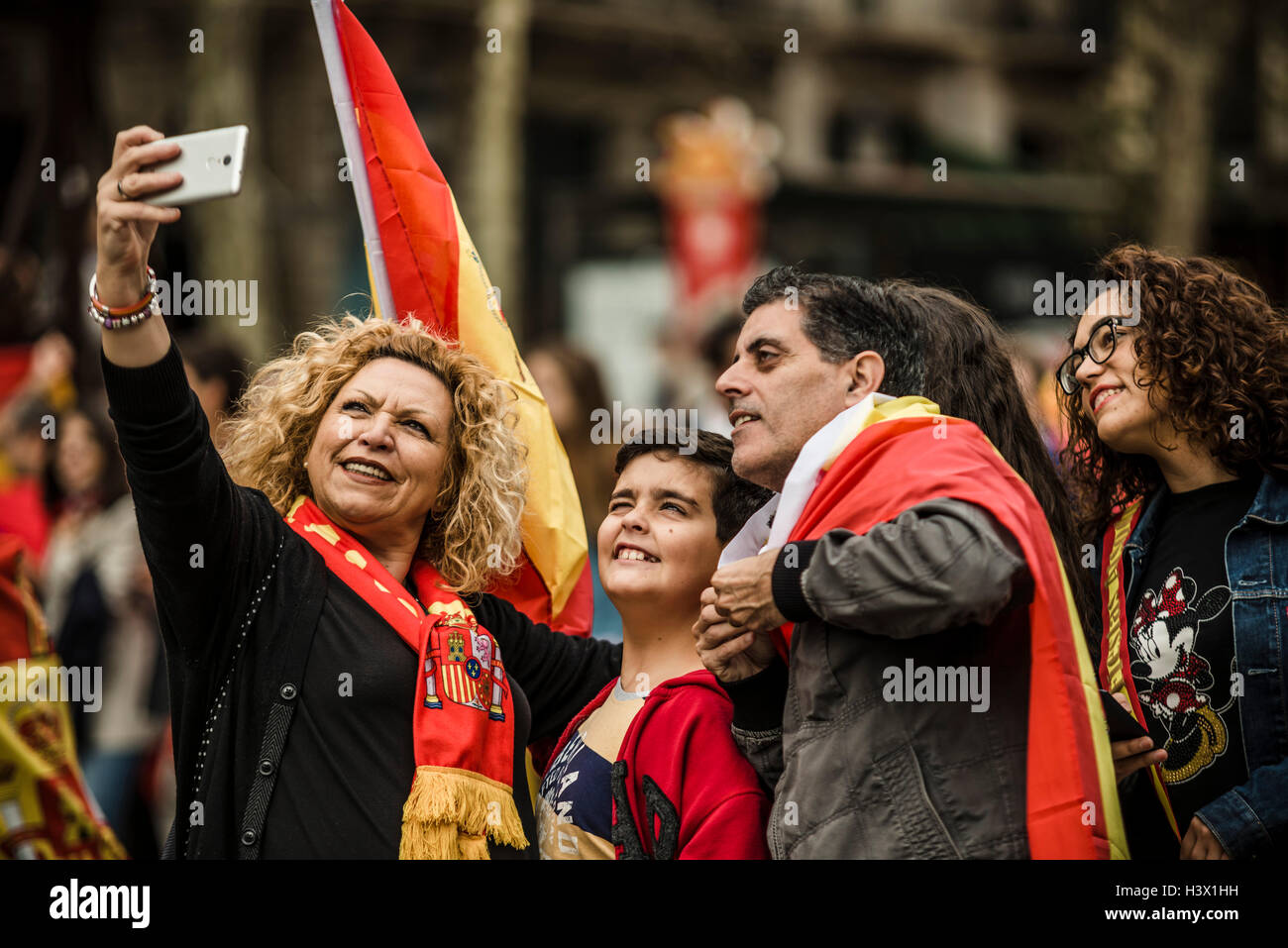 Barcelona, Spanien. 12. Oktober 2016: Anti-separatist Katalanen nehmen eine Selfie während der Feier des spanischen Nationalfeiertag in Barcelona Credit: Matthi/Alamy Live-Nachrichten Stockfoto