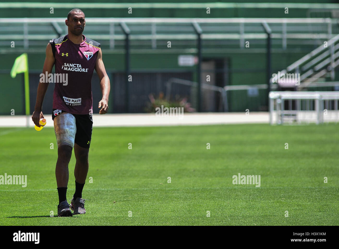 SÃO PAULO, SP - 12.10.2016: TREINO SPFC - Douglas während des Trainings die São Paulo-Fußball-Club, am Vorabend des Derby gegen Santos, statt im Pacaembu-Stadion, West Zone von São Paulo. (Foto: Maurício Rummens/Fotoarena) Stockfoto