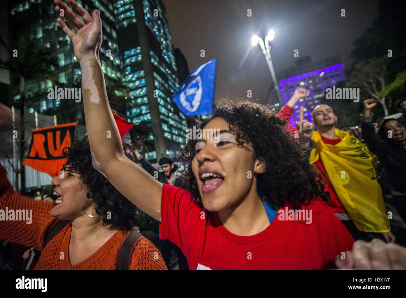 São Paulo, São Paulo, Brasilien. 11. Oktober 2016. SÃƒO PAULO, SP, 12.10.2016 Brasilien Krise PROTEST: sozial- und Student Bewegungen an der Avenida Paulista, der zentralen Region von SÃ£ o Paulo gegen die vorgeschlagene Änderung in der Verfassung (PEC) 241 und einstweilige Maßnahme zur Gründung einer Reform in der Mittelschule zu protestieren. Außerdem fordern sie die Abfahrt der Präsident Michel Temer. © Cris Faga/ZUMA Draht/Alamy Live-Nachrichten Stockfoto