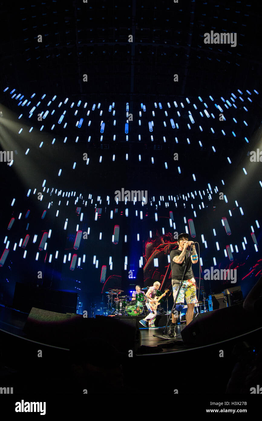 Turin Italien. 11. Oktober 2016. Die US-amerikanische Rock-Band RED HOT CHILI PEPPERS bei Pala Alpitour tritt präsentieren ihr neue Album "The Getaway" Credit: Rodolfo weitertransferiert/Alamy Live News Stockfoto