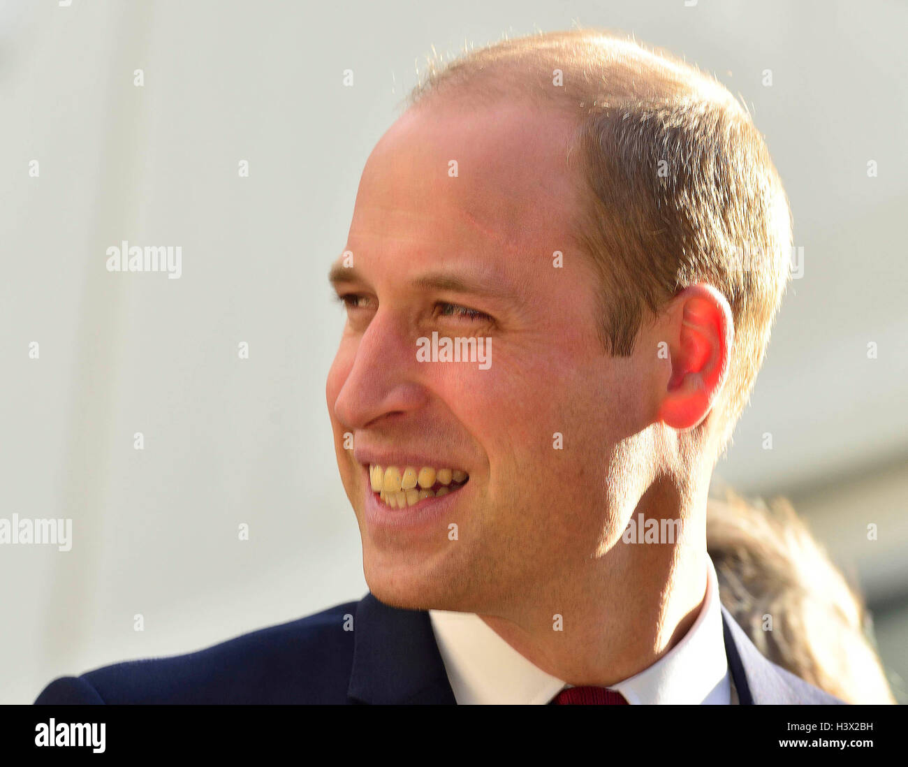 Der Duke of Cambridge lächelt, ein "frech" Bediensteter genannt seinen Namen nach einem offiziellen Besuch in einen Einstieg Gesundheitsprogramm an der Arche Conference Center Basingstoke und North Hampshire Hospital mit Schwerpunkt auf Arbeit Beschäftigungsmöglichkeiten für Kriegsveteranen zu bieten. Der Herzog wird weitere Einblicke in das @StepIntoHealth-Programm und lernen Sie einige seiner aktuellen Teilnehmer und Absolventen.  © GaryBlake/Alamy Live News Credit Gary Blake/Alamy Credit: Gary Blake/Alamy Live-Nachrichten Stockfoto