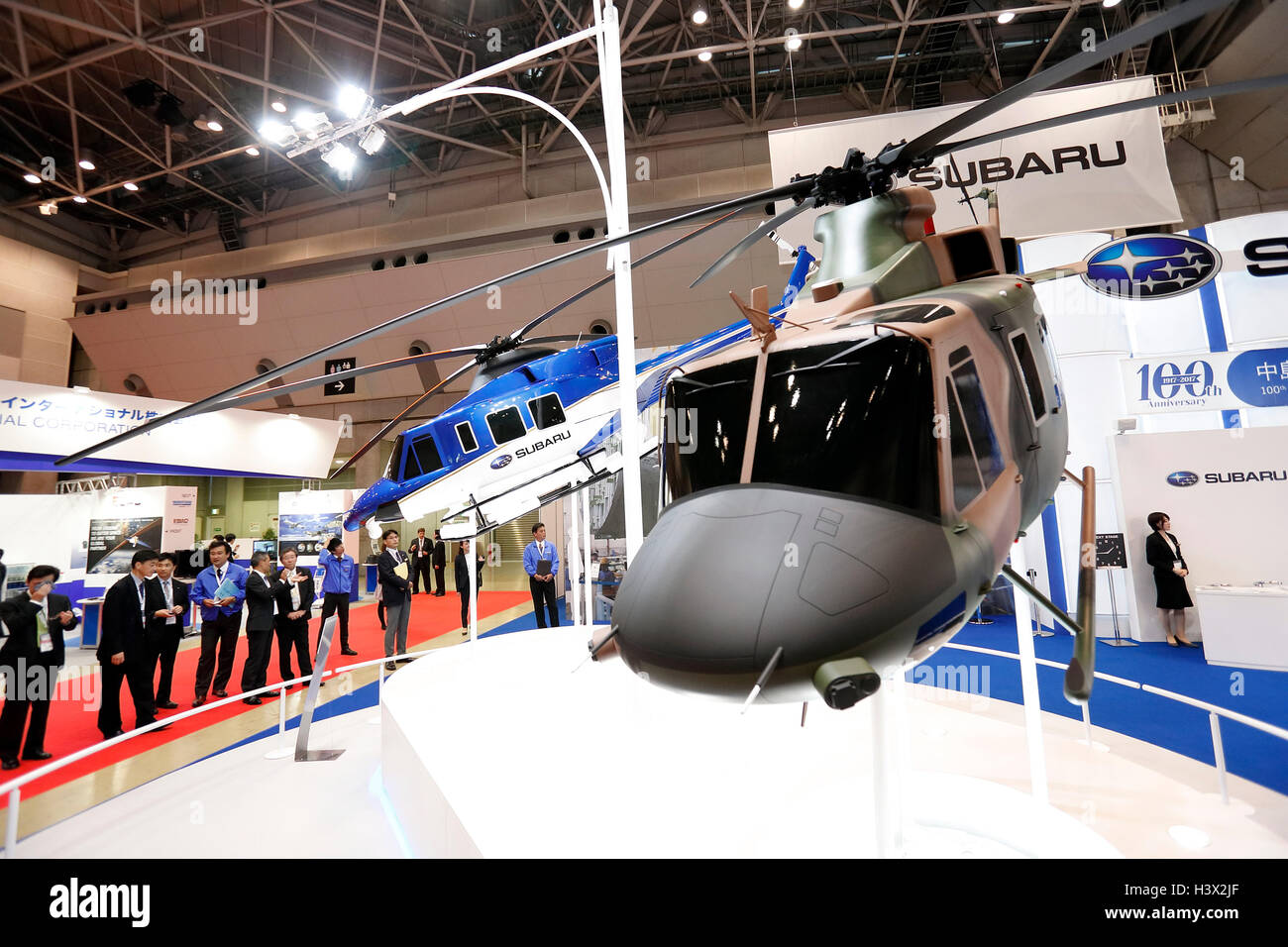 Tokio, Japan. 12. Oktober 2016. Besucher betrachten Subaru Hubschrauber auf dem Display an der Japan International Aerospace Exhibition 2016 am 12. Oktober 2016, Tokio, Japan. Japans größte Luft-und Raumfahrtausstellung verfügt über 792 nationale und internationale Unternehmen in einem Vier-Tages-Event in Tokyo Big Sight läuft bis zum 15. Oktober. Die Ausstellung ermöglicht es den Besuchern in der Nähe Japans Selbstverteidigung Luftwaffe Rettungshubschrauber UH-60J und neuesten Lockheed Martin f-35-Tarnkappenjäger bekommen. Bildnachweis: Rodrigo Reyes Marin/AFLO/Alamy Live-Nachrichten Stockfoto