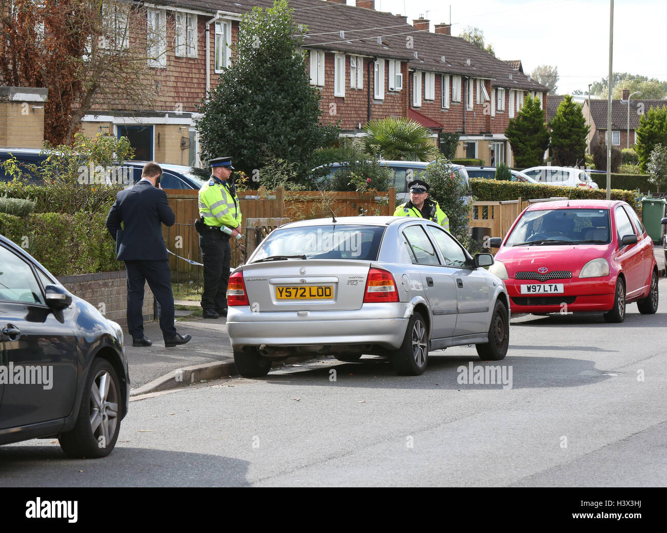 Oxford, UK. 12. Oktober 2016. Oxford-Mann nach Brandstiftung in einer Frau in Oxford wegen versuchten Mordes verhaftet.  Polizei und Feuerwehr sind in Balfour Straße in Blackbird Leys, nachdem Nachbarn sagen eine Frau in Brand gesteckt wurde. Ein Bewohner auf der Straße, die derzeit von der Polizei abgesperrt, sagte, dass die Frau verbrannt hatte, aber wusste nicht, ob es ein Unfall war.  Der Nachbar, der nicht genannt werden wollte, fügte hinzu, dass die Frau auf der Straße gelebt und war in einem Krankenwagen weggenommen. Bildnachweis: Uknip/Alamy Live-Nachrichten Stockfoto