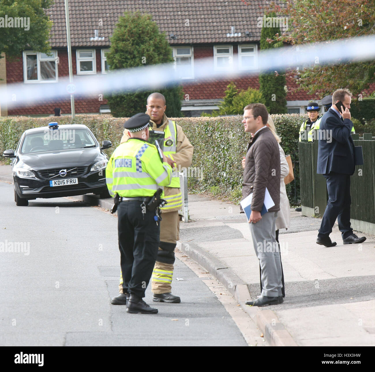 Oxford, UK. 12. Oktober 2016. Oxford-Mann nach Brandstiftung in einer Frau in Oxford wegen versuchten Mordes verhaftet.  Polizei und Feuerwehr sind in Balfour Straße in Blackbird Leys, nachdem Nachbarn sagen eine Frau in Brand gesteckt wurde. Ein Bewohner auf der Straße, die derzeit von der Polizei abgesperrt, sagte, dass die Frau verbrannt hatte, aber wusste nicht, ob es ein Unfall war.  Der Nachbar, der nicht genannt werden wollte, fügte hinzu, dass die Frau auf der Straße gelebt und war in einem Krankenwagen weggenommen. Bildnachweis: Uknip/Alamy Live-Nachrichten Stockfoto