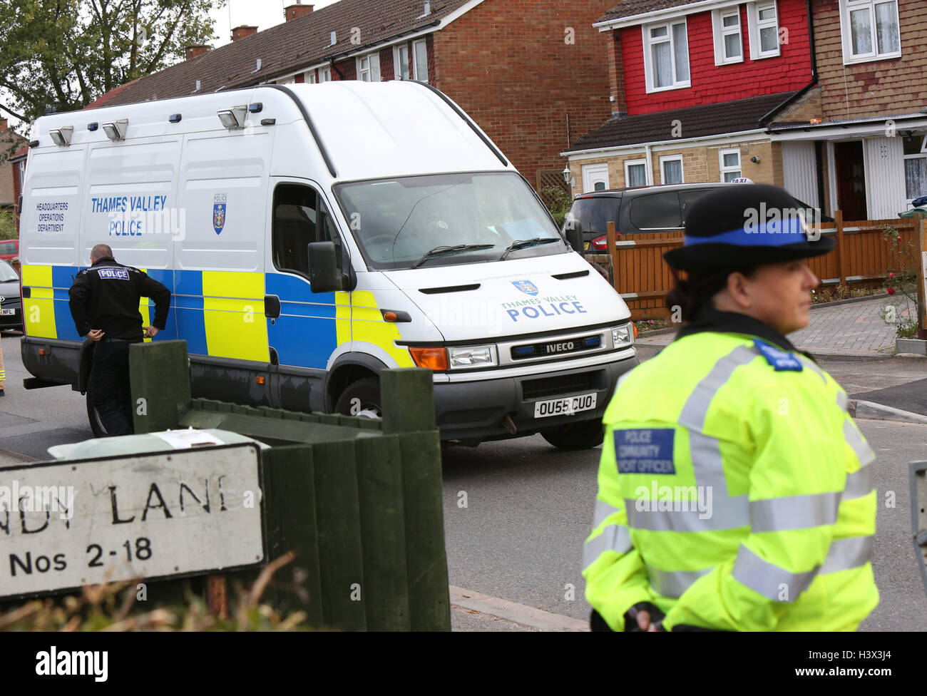 Oxford, UK. 12. Oktober 2016. Oxford-Mann nach Brandstiftung in einer Frau in Oxford wegen versuchten Mordes verhaftet.  Polizei und Feuerwehr sind in Balfour Straße in Blackbird Leys, nachdem Nachbarn sagen eine Frau in Brand gesteckt wurde. Ein Bewohner auf der Straße, die derzeit von der Polizei abgesperrt, sagte, dass die Frau verbrannt hatte, aber wusste nicht, ob es ein Unfall war.  Der Nachbar, der nicht genannt werden wollte, fügte hinzu, dass die Frau auf der Straße gelebt und war in einem Krankenwagen weggenommen. Bildnachweis: Uknip/Alamy Live-Nachrichten Stockfoto