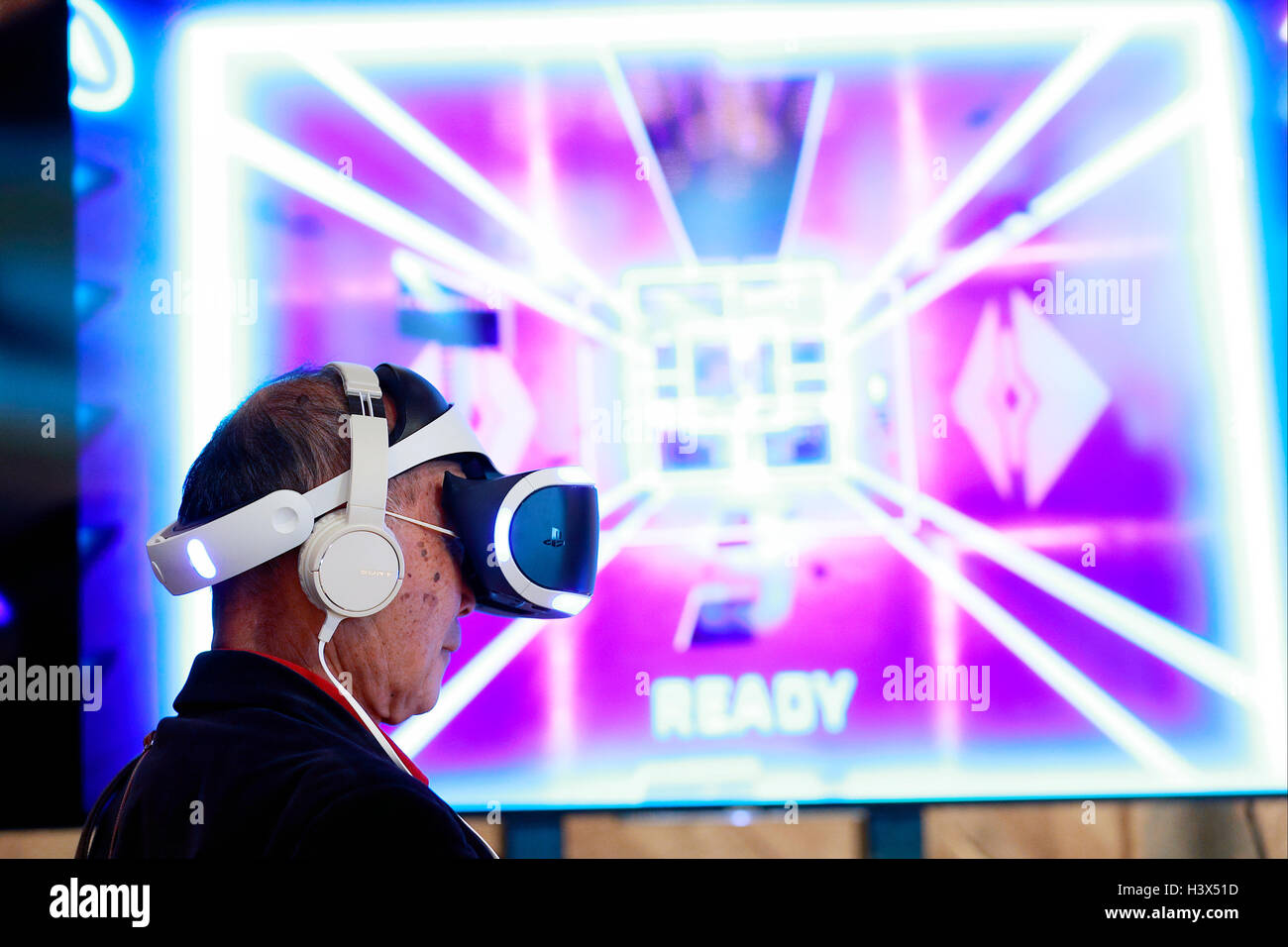 Tokio, Japan. 13. Oktober 2016. Ein Mann versucht, die PlayStation VR (virtual Reality) Konsole bei Ginza am 13. Oktober 2016, Tokio, Japan. Sony eröffnet einen Testversionen Raum für seinen neuen PlayStation VR-Satz bei Ginza in Tokio mit seinen ersten Tag des Verkaufs weltweit zusammen. Die Konsole Einzelhandel in Japan für JPY 44.980 (ca. USD 450). Bildnachweis: Rodrigo Reyes Marin/AFLO/Alamy Live-Nachrichten Stockfoto